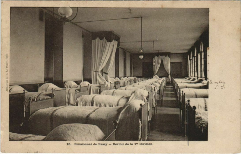 Carte postale ancienne Pensionnat de Passy - Dortoir de la 1ère Division à Paris 16e