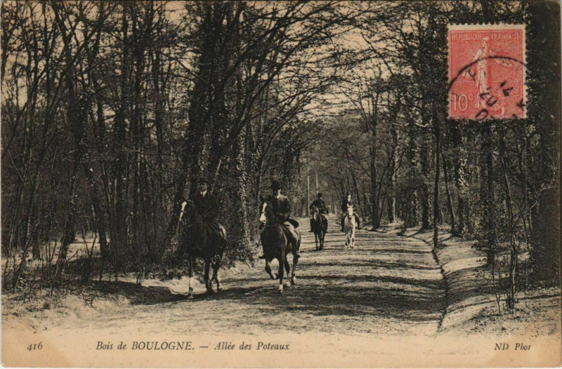 Carte postale ancienne Bois de Boulogne - Allée des Poteaux à Paris 16e
