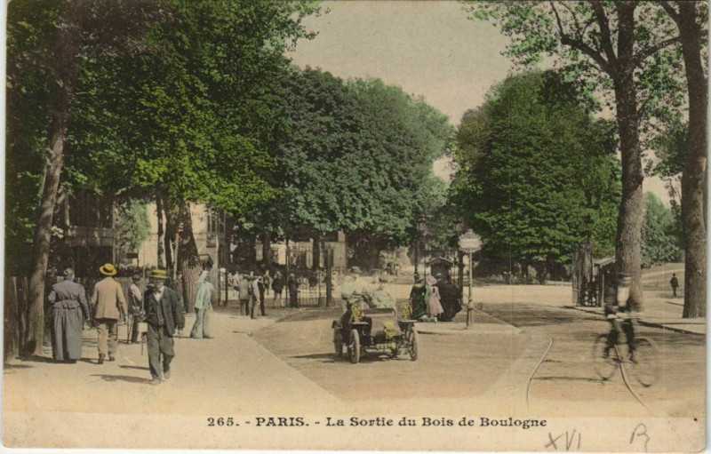 Carte postale ancienne La Sortie du Bois de Boulogne à Paris 16e