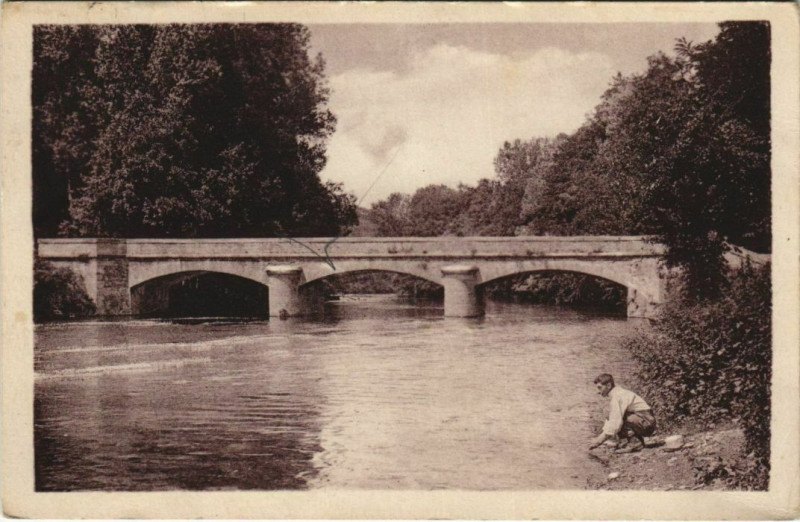 Carte postale ancienne Sermizelles Le Pont sur la Cure à Sermizelles