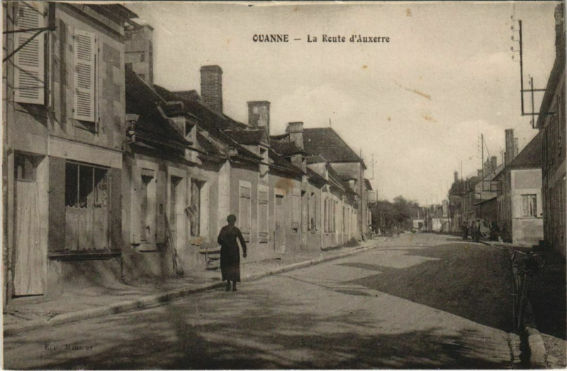 Carte postale ancienne Ouanne La Route d'Auxerre à Auxerre