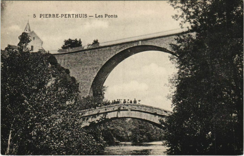 Carte postale ancienne Pierre-Perthuis Les Ponts à Pierre-Perthuis