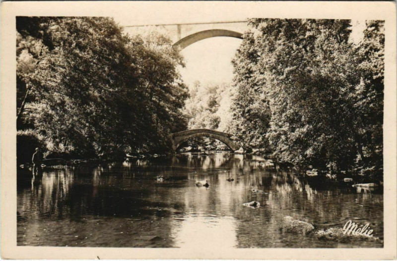 Carte postale ancienne Pierre-Perthuis La Cure et les Deux Ponts à Pierre-Perthuis