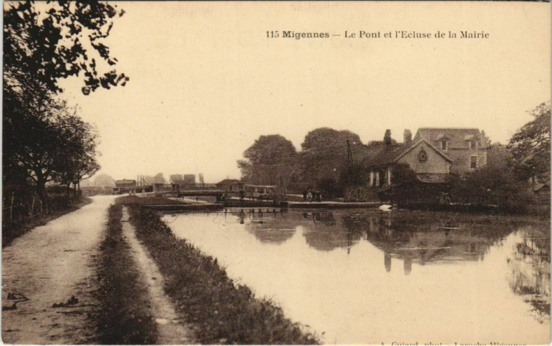Carte postale ancienne Migennes Le Pont et l'Ecluse de la Mairie à Migennes