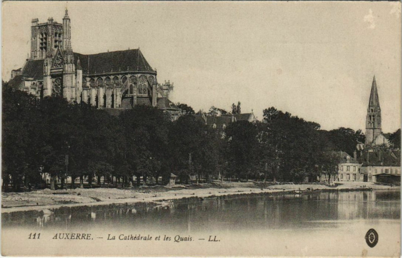 Carte postale ancienne Auxerre La Cathedrale et les Quais à Auxerre