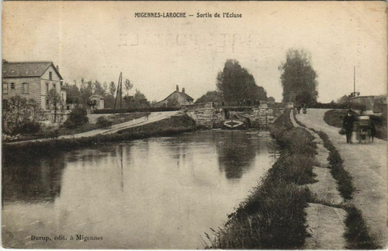 Carte postale ancienne Migennes-Laroche Sortie de l'Ecluse à Migennes
