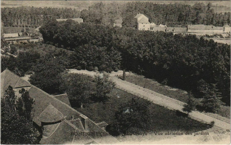 Carte postale ancienne Pontigny Abbaye - Vue Aerienne des Jardins à Pontigny