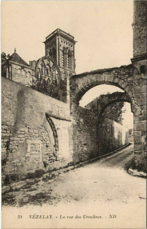 Carte postale ancienne Vezelay La Rue des Ursulines