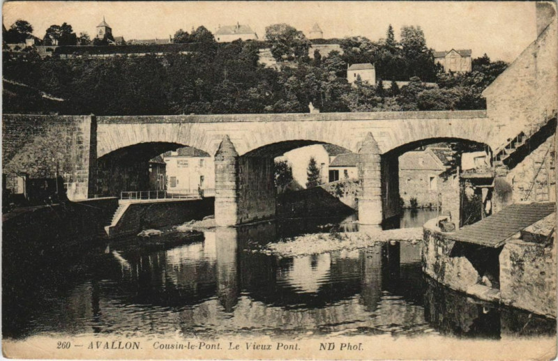 Carte postale ancienne Avallon Cousin-le-Pont - Le Vieux Pont à Avallon