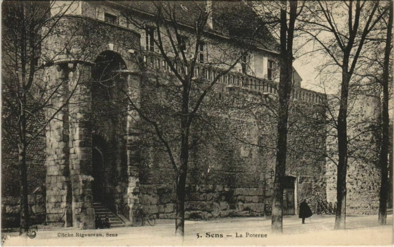 Carte postale ancienne Sens La Poterne à Sens