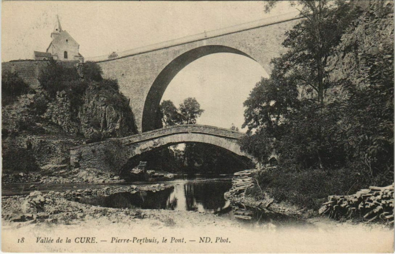 Carte postale ancienne Pierre-Perthuis Le Pont - Vallee de la Cure à Pierre-Perthuis