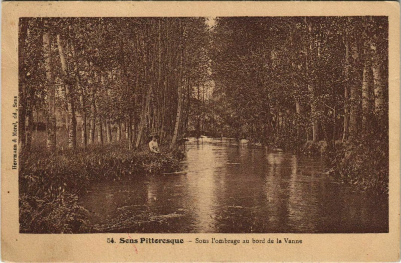 Carte postale ancienne Sens Sous l'Ombrage au Bord de la Vanne à Sens