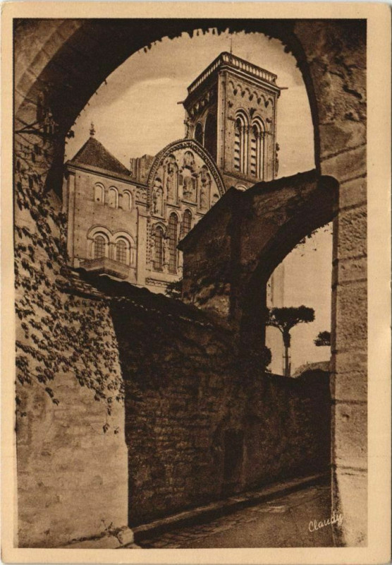 Carte postale ancienne Vezelay La Basilique de la Madeleine