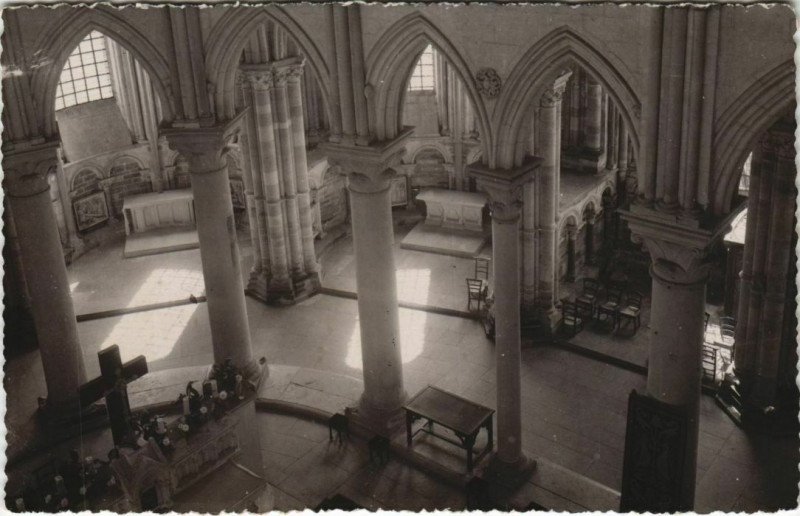 Carte postale ancienne Vezelay Interieur de la Basilique