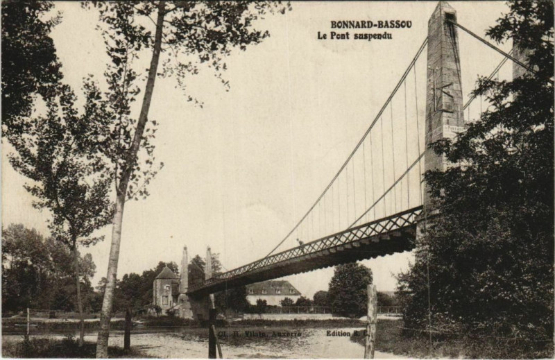 Carte postale ancienne Bonnard-Bassou Le Pont Suspendu à Bassou