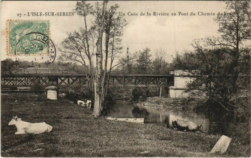 Carte postale ancienne L'Isle-sur-Serein Un Coin de la Riviere au Pont du Chemin de Fer à L'Isle-sur-Serein