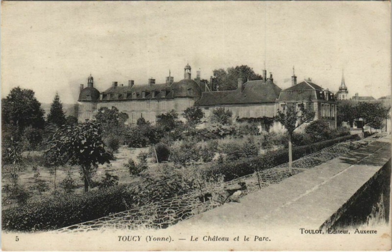 Carte postale ancienne Toucy Le Chateau et le Parc à Toucy