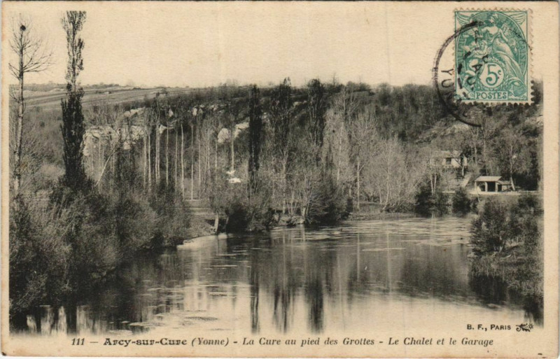 Carte postale ancienne Arcy-sur-Cure La Cure au Pied des Grottes - Le Chalet - Le Garage à Arcy-sur-Cure