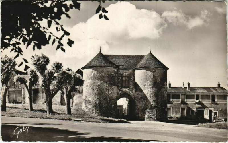 Carte postale ancienne Joigny La Porte du Bois à Joigny