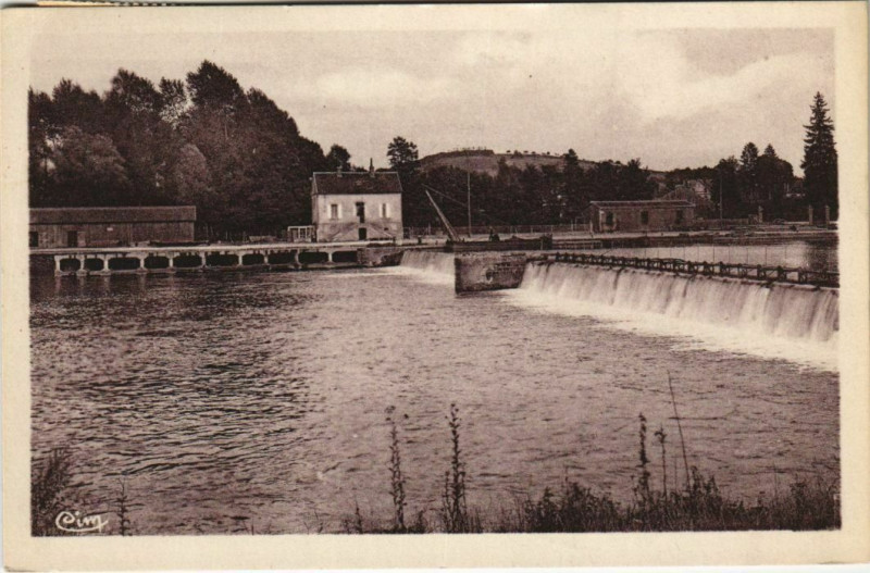 Carte postale ancienne Villeneuve-sur-Yonne Ecluse et le Barrage à Villeneuve-sur-Yonne