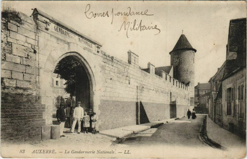 Carte postale ancienne Auxerre La Gendarmerie Nationale à Auxerre