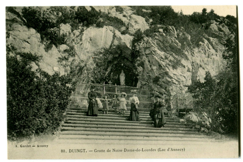 Carte postale ancienne Haute-Savoie Duingt Grotte de Notre-Dame-de-Lourdes (lac d'Annecy) animé à Annecy