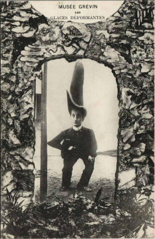 Carte postale ancienne Paris 9e Musée Grévin Glaces déformantes à Paris 9e