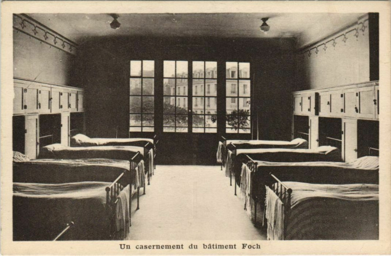 Carte postale ancienne Paris 5e 21, rue Descartes Casernement du batiment Foch à Paris 5e
