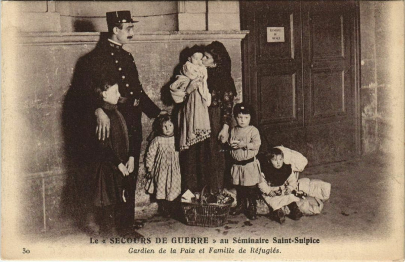 Carte postale ancienne Paris 6e Séminaire Saint-Sulpice gardien de la Paix famille réfugier à Paris 6e