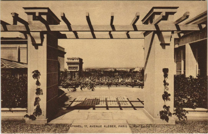 Carte postale ancienne Hôtel Raphael - Avenue Kleber - Roof Garden à Paris 16e