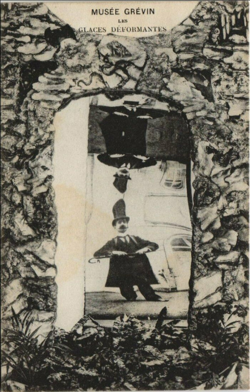 Carte postale ancienne Paris 9e Musée Grévin Glaces déformantes à Paris 9e