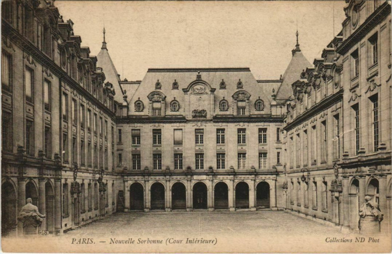 Carte postale ancienne Paris 5e La Sorbonne Cour intérieur à Paris 5e