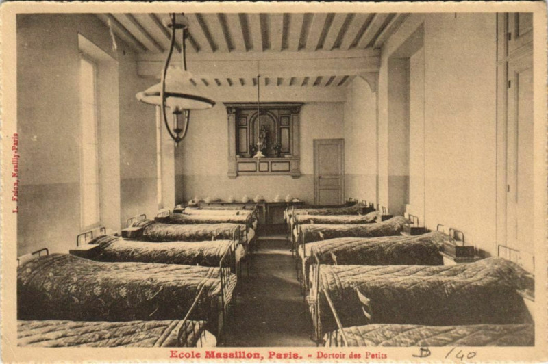 Carte postale ancienne Paris 4e Ecole Massillon Dortoir des Petits à Paris 4e