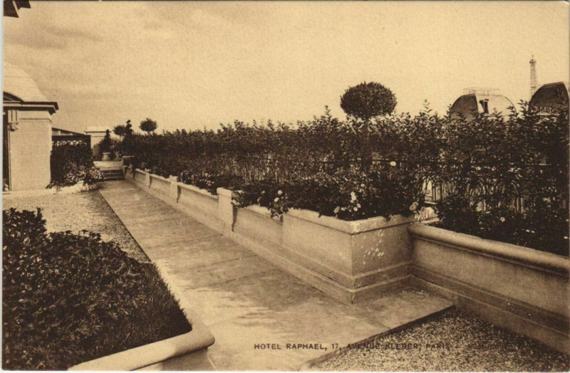 Carte postale ancienne Hôtel Raphael - Avenue Kleber - Roof Garden à Paris 16e