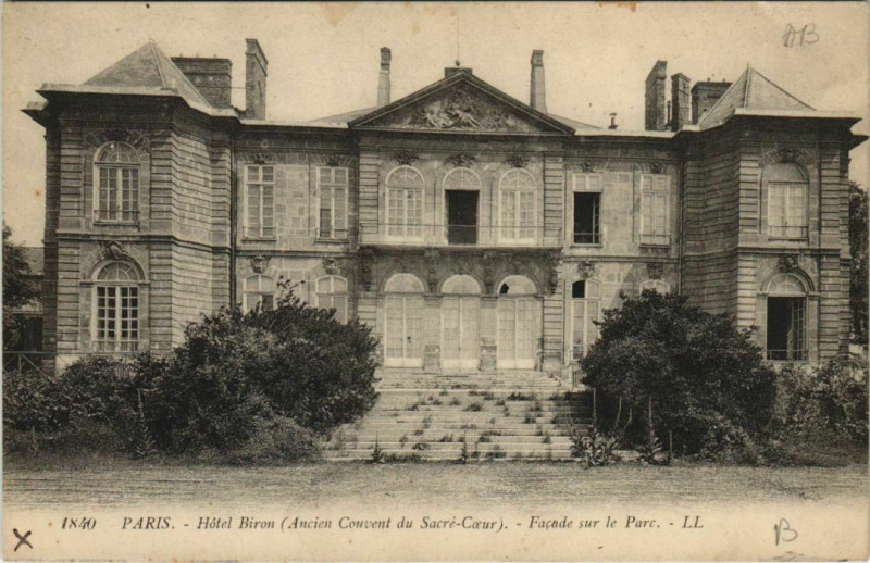Carte postale ancienne Hôtel Biron (Ancien Couvent du Sacré-Coeur) - Façade sur le Parc à Paris 7e