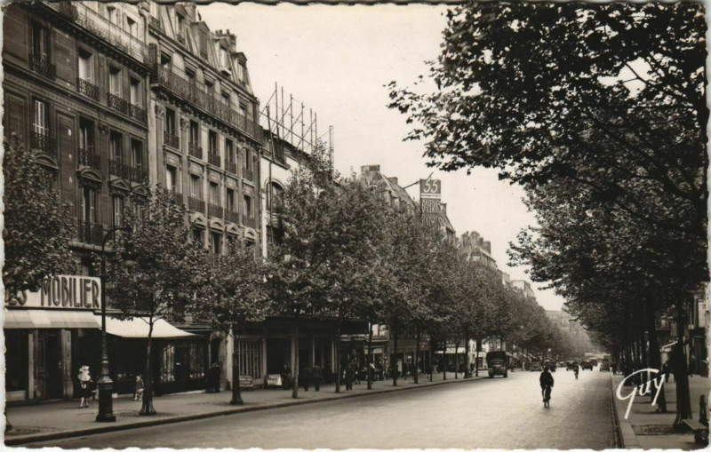 Carte postale ancienne Le Boulevard Barbès vu de la place du Chateau-Rouge à Paris 18e