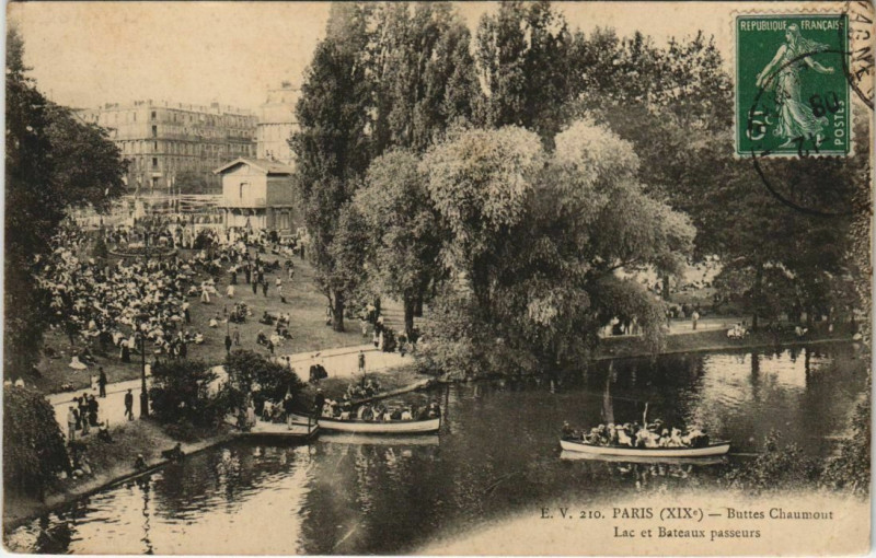 Carte postale ancienne Buttes-Chaumont - Lac et Bateaux passeurs à Paris 19e
