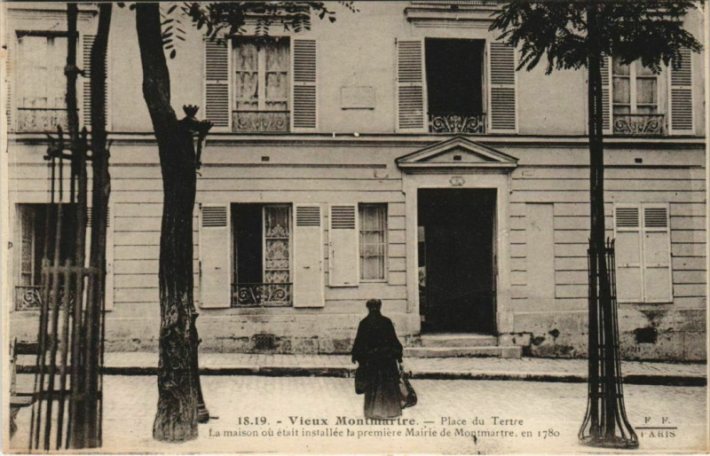 Carte postale ancienne Place Tertre - La maison où était installée la première Mairie de Montmartre à Paris 18e