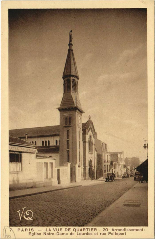 Carte postale ancienne Eglise Notre-Dame de Lourdes et Rue Pelleport à Paris 20e