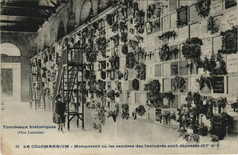 Carte postale ancienne Le Père-Lachaise - Le Colombarium à Paris 20e