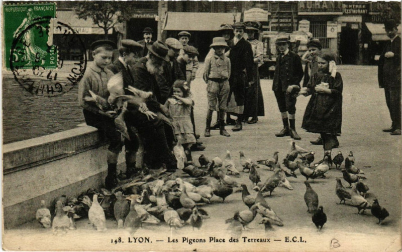 Carte postale ancienne Lyon Les pigeons Place des Terreaux à Lyon