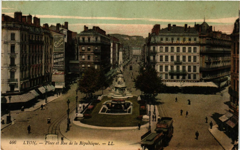Carte postale ancienne Lyon Place et Rue de la Republique à Lyon
