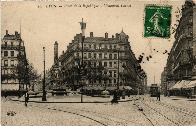 Carte postale ancienne Lyon Place de la Republique Monument Carnot à Lyon