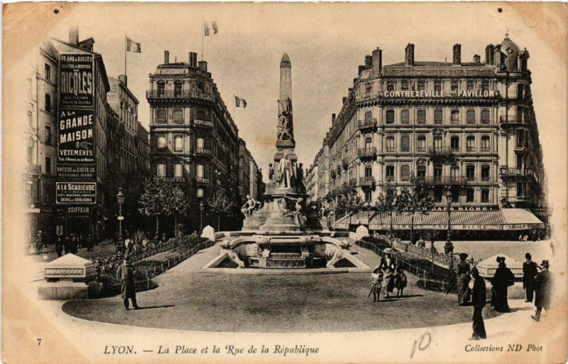 Carte postale ancienne Lyon La Place et la Rue de la Republique à Lyon