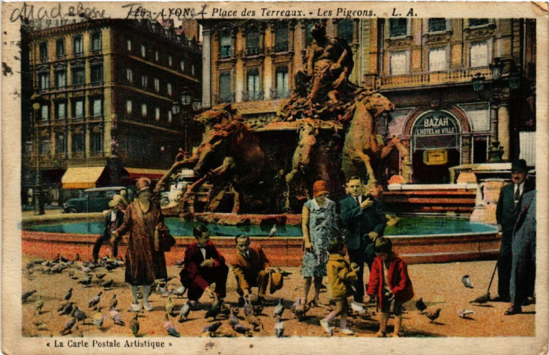 Carte postale ancienne Lyon Place des Terreaux Les Pigeons à Lyon