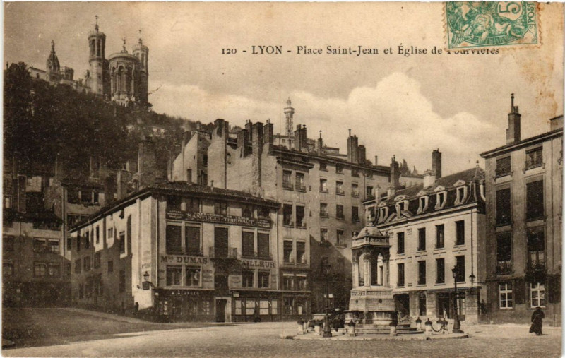 Carte postale ancienne Lyon Place Saint-Jean et Eglise des FOURVIEREs à Lyon