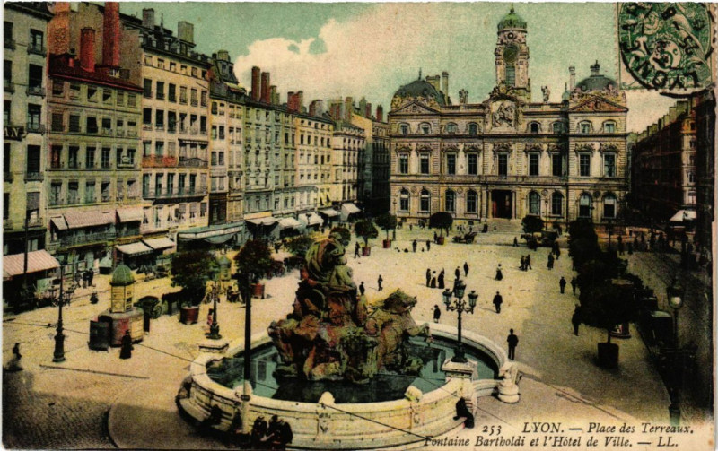 Carte postale ancienne Lyon Place des Terreaux Fontaine Bartholdi et l'Hotel de Ville à Lyon