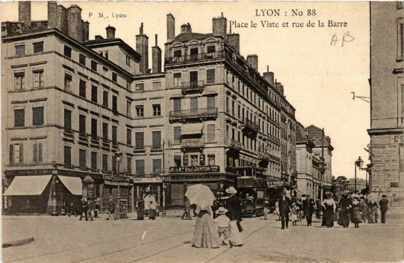 Carte postale ancienne Lyon Place Le Viste et rue de la Barre à Lyon