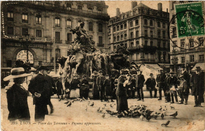 Carte postale ancienne Lyon Place des Terreaux Pigeons apprivoises à Lyon