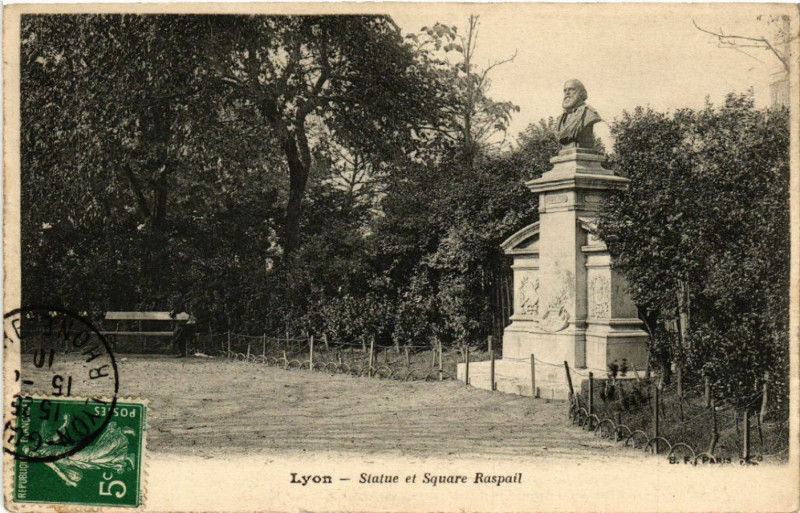 Carte postale ancienne Lyon Statue et Square Raspail à Lyon